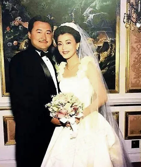 杨澜24岁儿子照片曝光，长相清秀不像爸爸，与人交谈母亲眼神紧跟