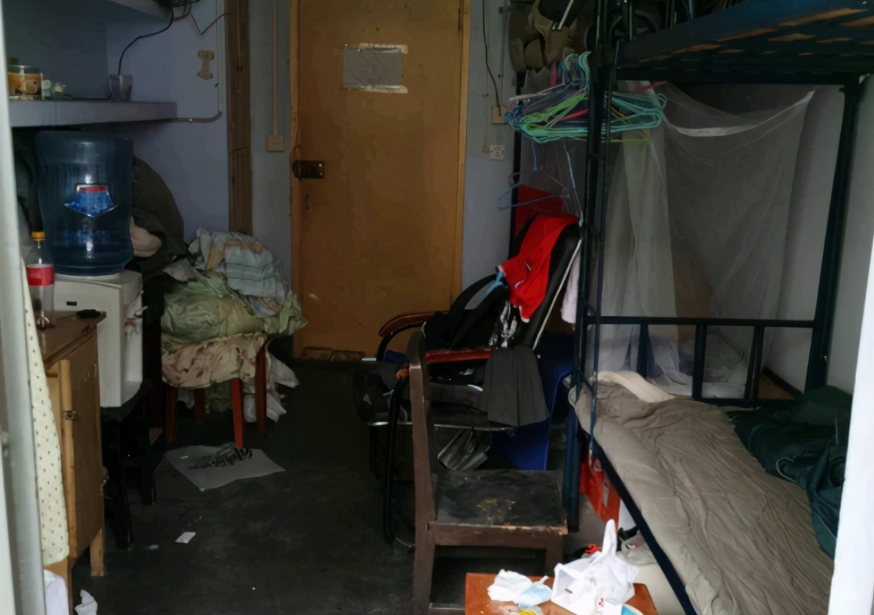 四川大学的“寒酸”宿舍，环境堪比贫民窟，新生吐槽：野外求生