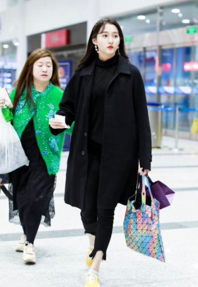 北电刚开学，关晓彤王俊凯学校露面后就乘机离京，为工作真的拼