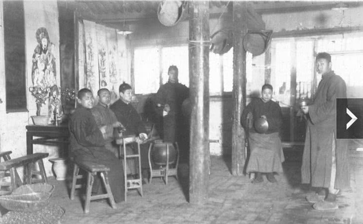 民国农村奇案：戏班女班主深夜遇害，凶器消失，师徒二人巧妙破案