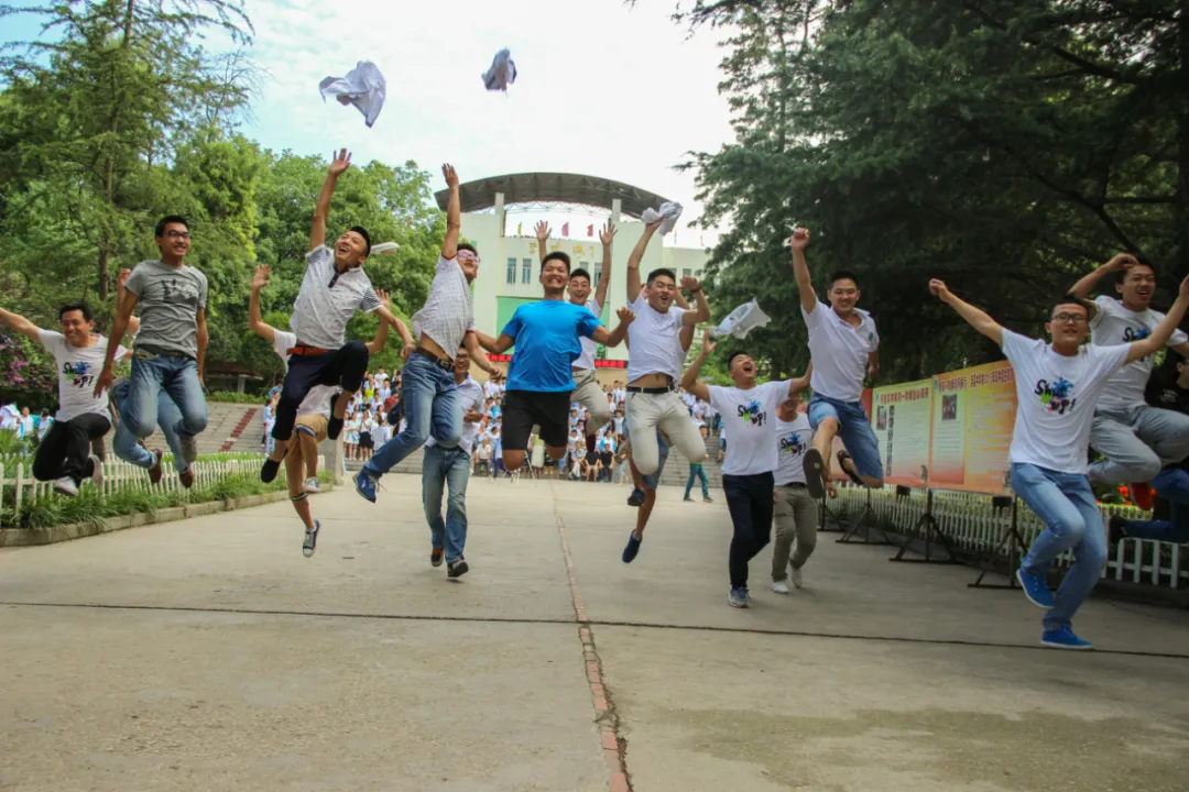 战疫力量，云中启航！荣县中学2020高考加油暨校友形象片发布