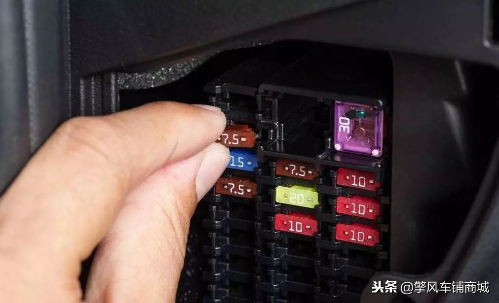 原来是这几种情况容易烧断汽车保险丝(汽车保险丝容易烧断是什么原因)