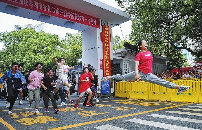 四川高考第一个出考场考生，自信发言玩了半小时，211大学没问题