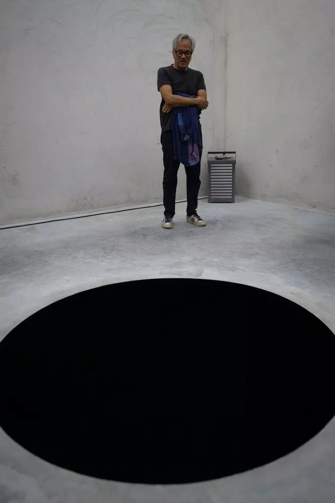 英国艺术家怒撕奢侈大牌！“山寨”世界最贵蓝，要解放颜色？