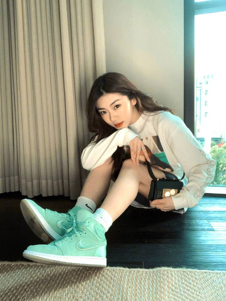 搭配蛇纹卫衣特别潮(搭配蛇纹卫衣特别潮的衣服)