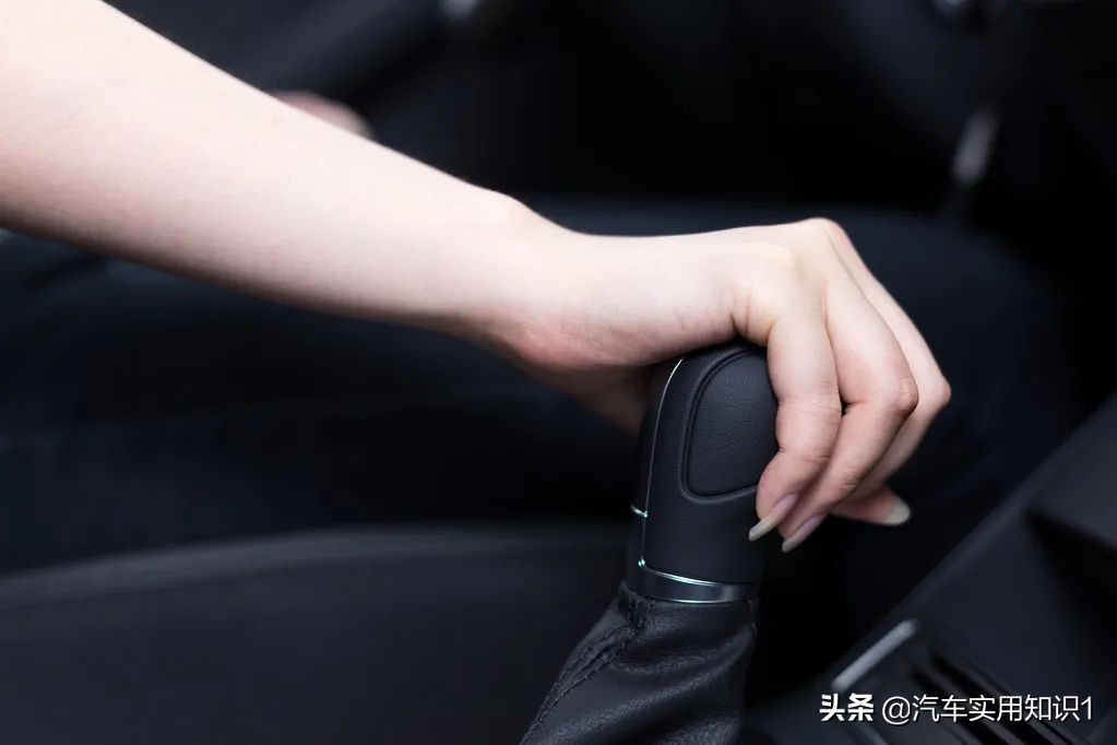 自动挡汽车启动与换挡是否需踩刹车？