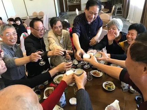 清香型白酒以其独特的口感和香气，在全国广受欢迎，也是很多家庭的口粮酒。常见的清香型白酒有：汾酒、宝丰酒等。这些酒不仅价格实惠，而且品质上乘，是日常饮用的好选择。你想了解哪种清香型白酒呢？