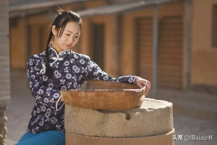 20世纪二三十年代,陕北农村的姑娘,小媳妇们常常用蓝色的颜料印染土布