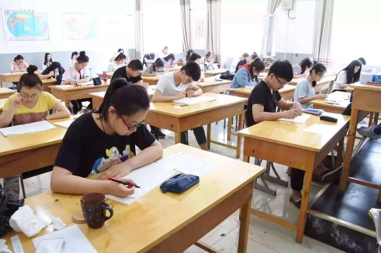 为何高考当天不能穿“校服”？班主任一语道破玄机，学生恍然大悟