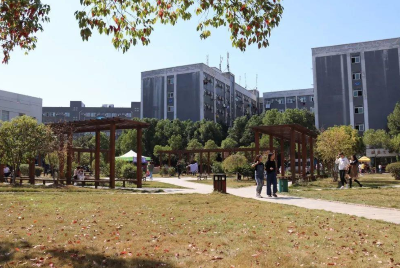 湖北5所大学出现“天价学费”，家长们窘迫不已，这书还念不念？