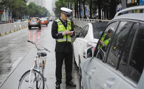 肇事车主逃逸被抓现行，撞车后试图逃避法律责任