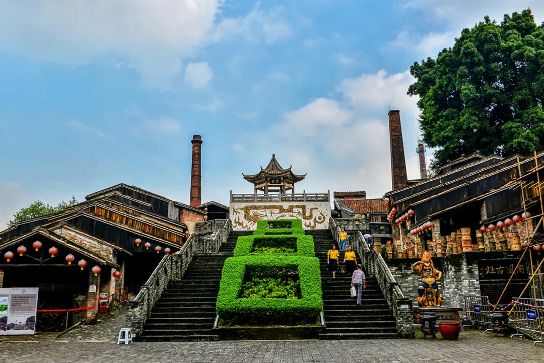 全国唯一一个拥有三个车牌的城市，富豪遍地