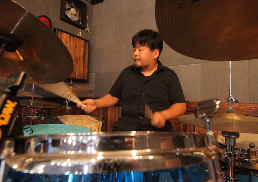 80后的他买下废弃学校，独居的日子一过就是7年，虽孤独却很自由