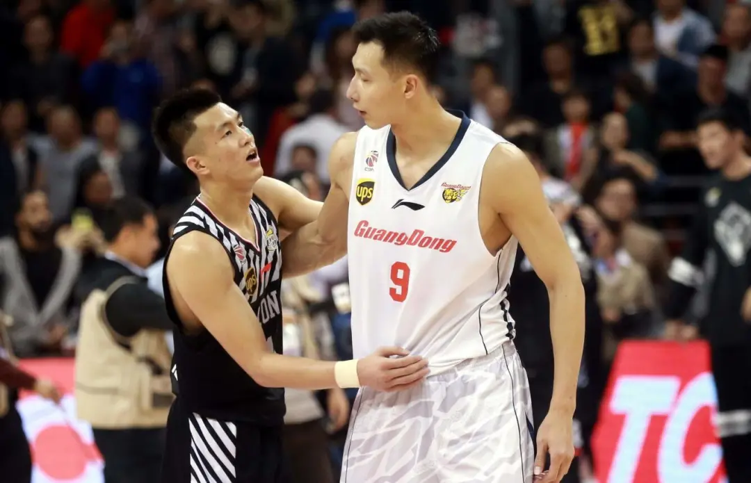 为什么中国cba有外国球员(不打NBA后，阿联和周琦，为何不去欧洲打球？原因和钱有关)