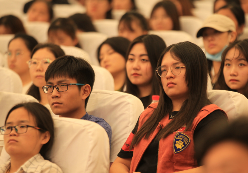 四川传媒学院“校花”走红，身材颜值不输明星，而且还如此优秀