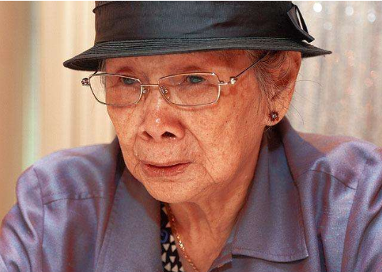 2003年梅艳芳因宫颈癌去世，葬礼上，80岁的母亲却开心的像个孩子