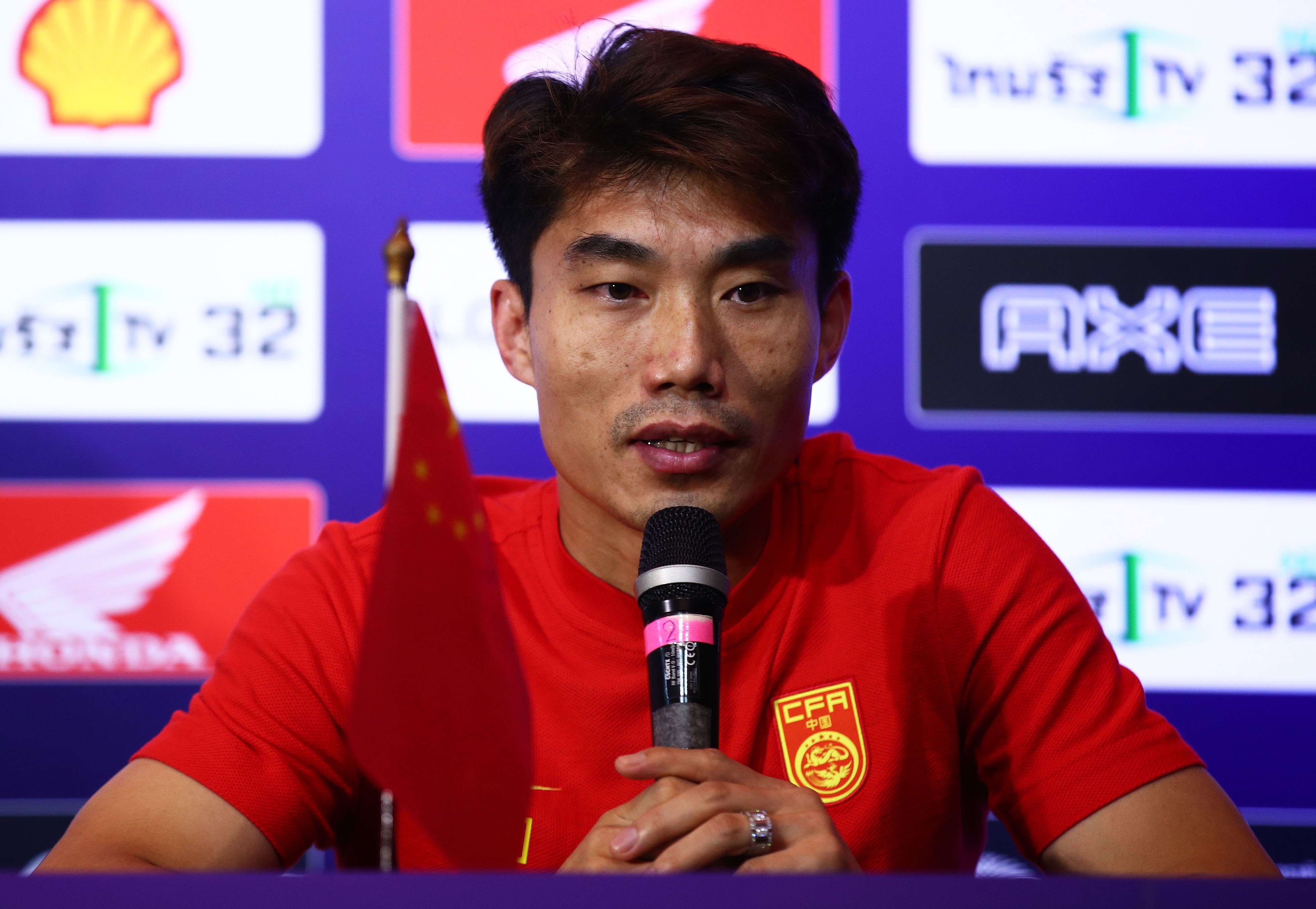 郑智在英超是什么水平(22岁成最年轻足球先生,"不老战神"郑智,巅峰