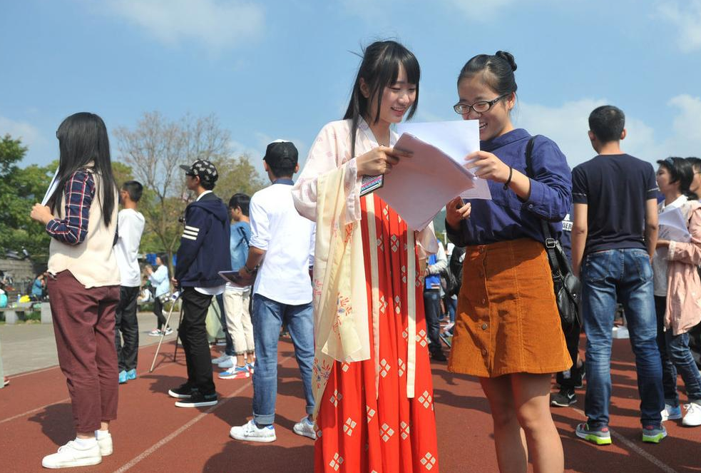 一个月该给大学生多少生活费？看过这张档次表，家长觉得给多了