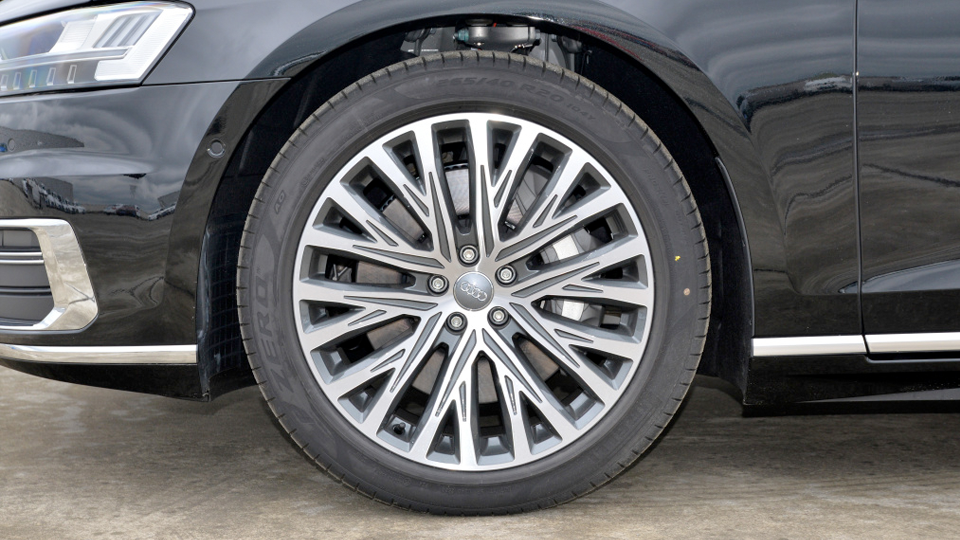 奥迪A8L购车手册：高配车型依旧优势不大，预定入门版即可