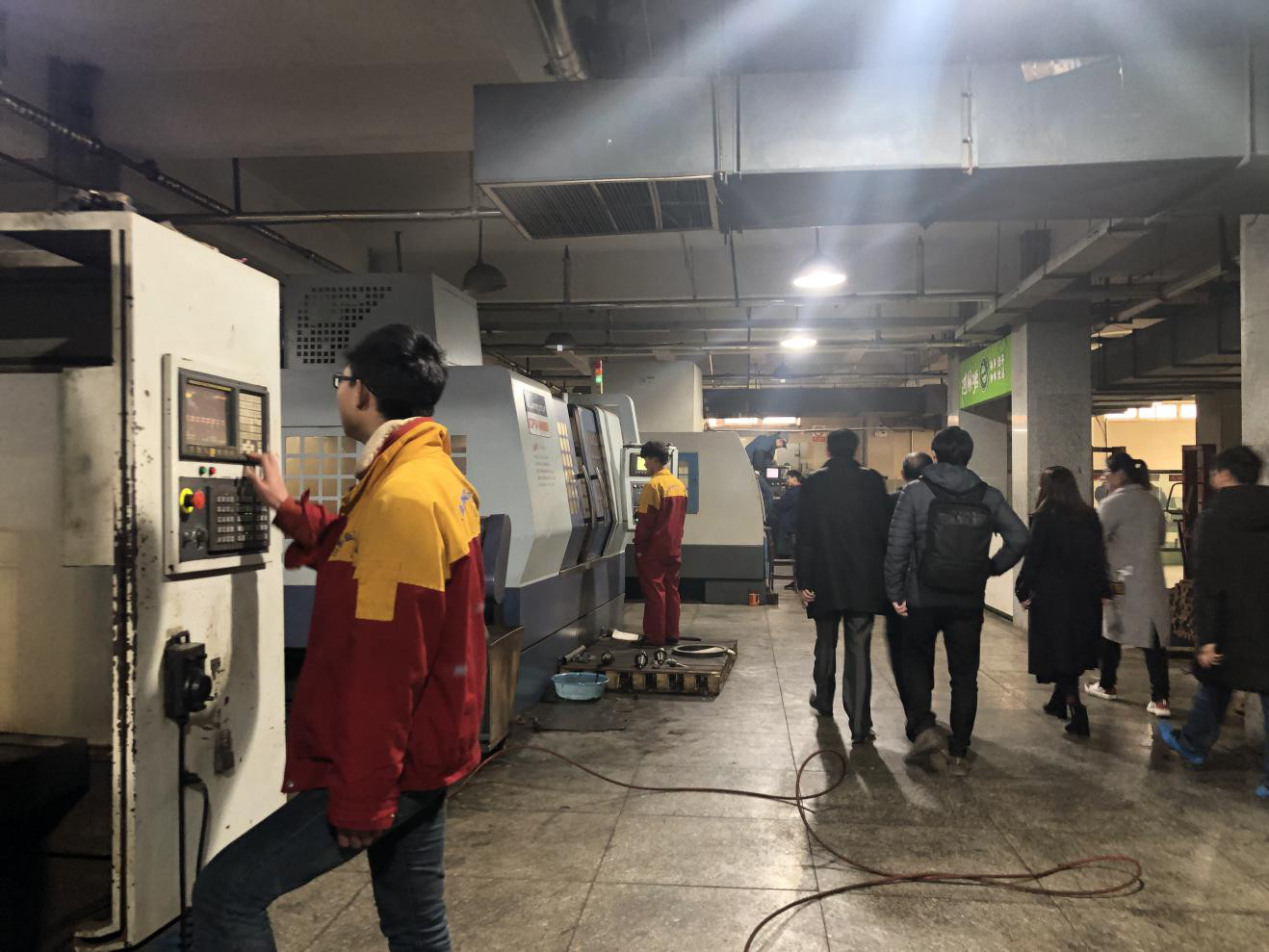 探访神奇的职业学校山东蓝翔：老师分房、学生竞拍、准军事化管理