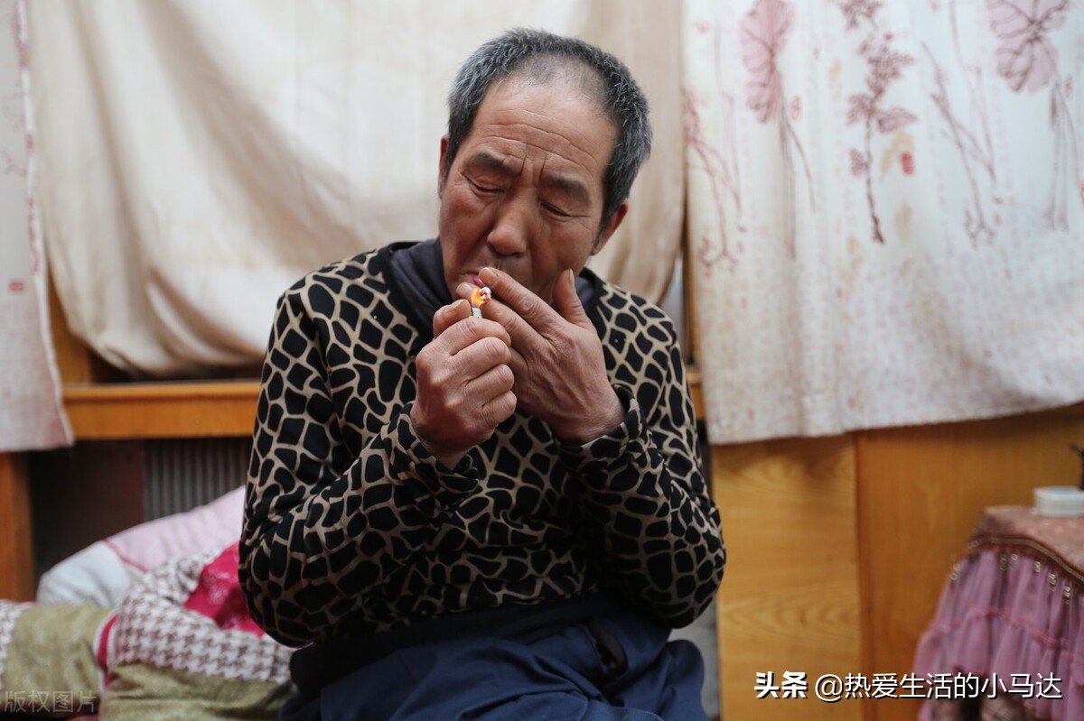 53岁男人：给73岁老大妈做男保姆，每月10000工资，我却觉得痛苦