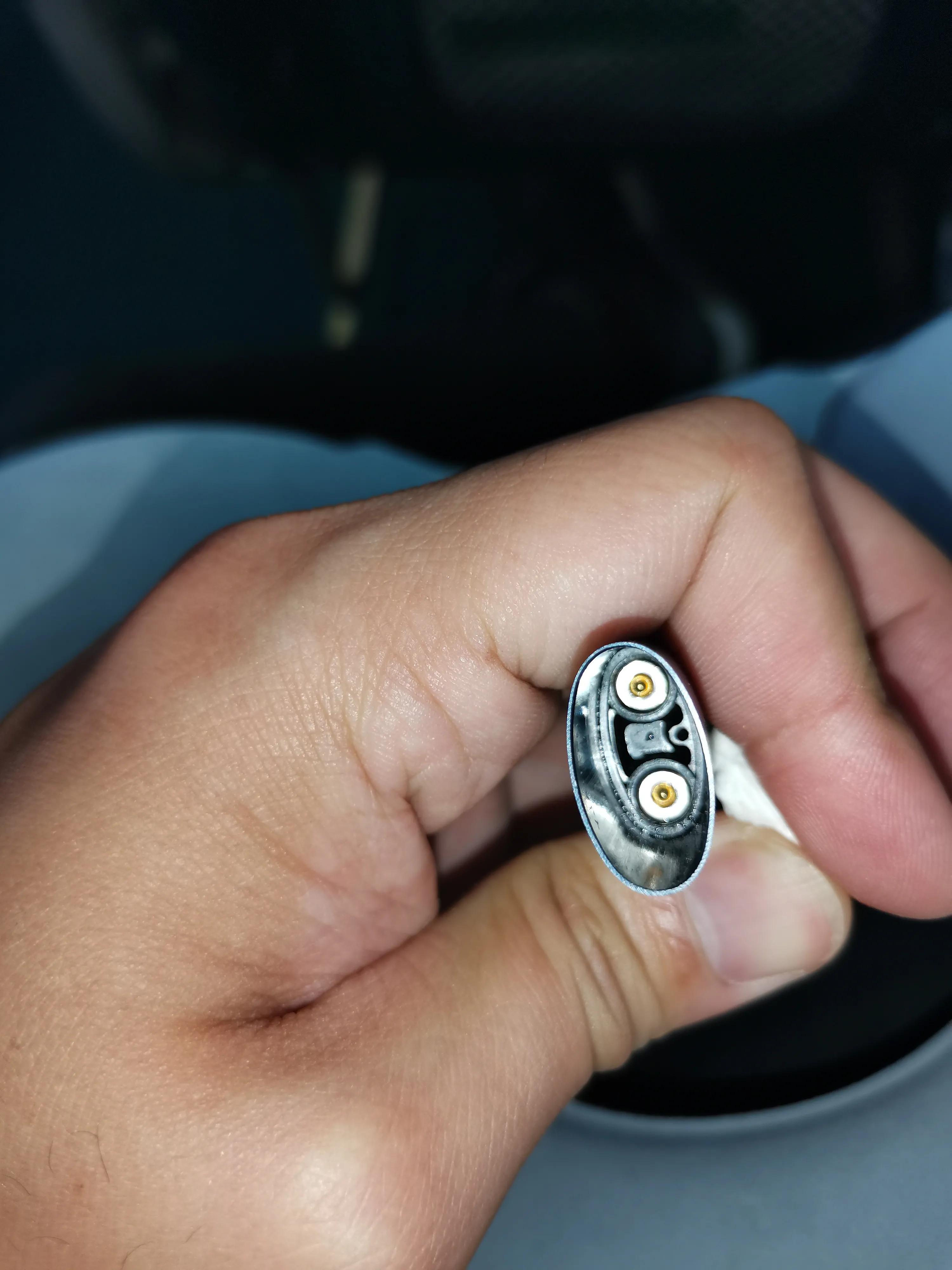 期间在换烟弹的时候能看见底部有零星的油点,没过多理会,只是用棉签擦