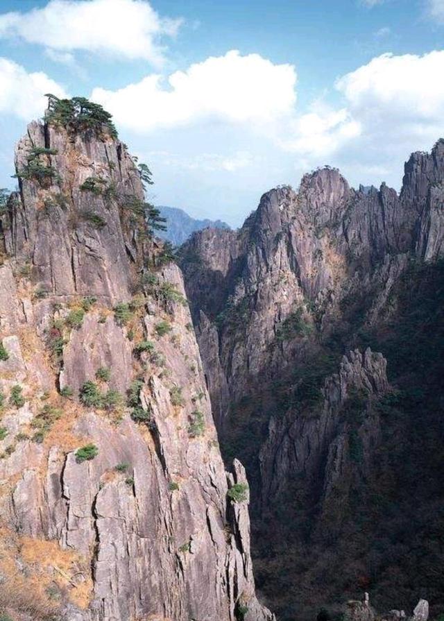 毛主席《十六字令》层层递进，词中有史，史中有词，不愧词中瑰宝