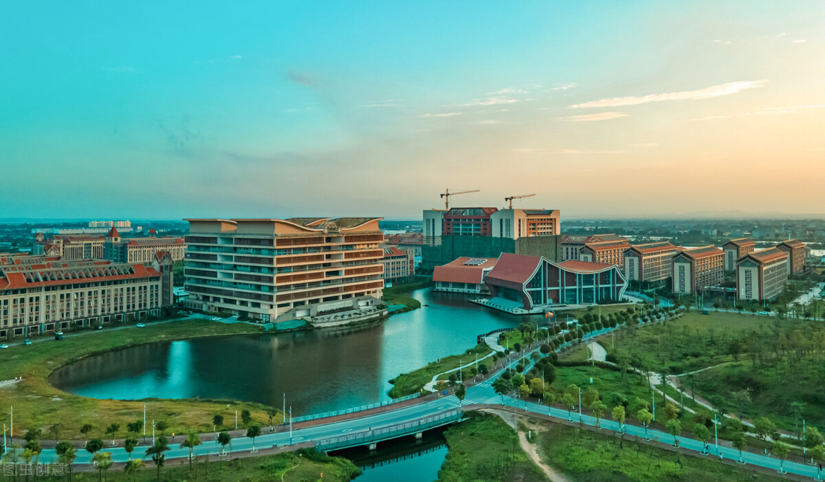 郑州工商学院学费多少（大学的学费分为三个层次）