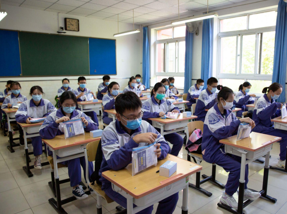 高考不能戴智能手表入场，草稿纸也不许带走，被判作弊后果很严重