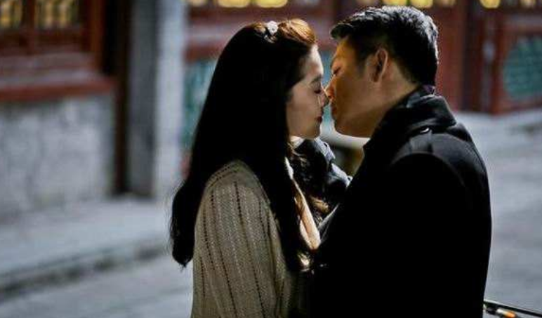 2017年,程愫20年婚姻一夜崩塌,毁她的是傅程鹏和周丽淇的那场吻戏