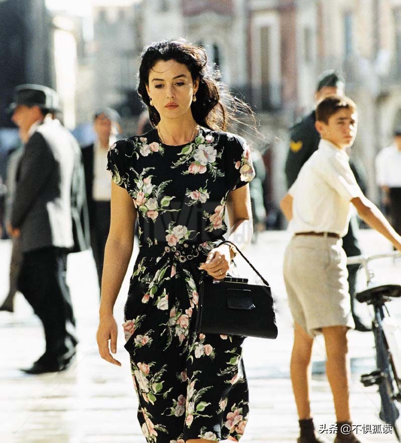 《西西里的美丽传说》：她因为太美丽，被嫉妒的女人群殴、剃光头