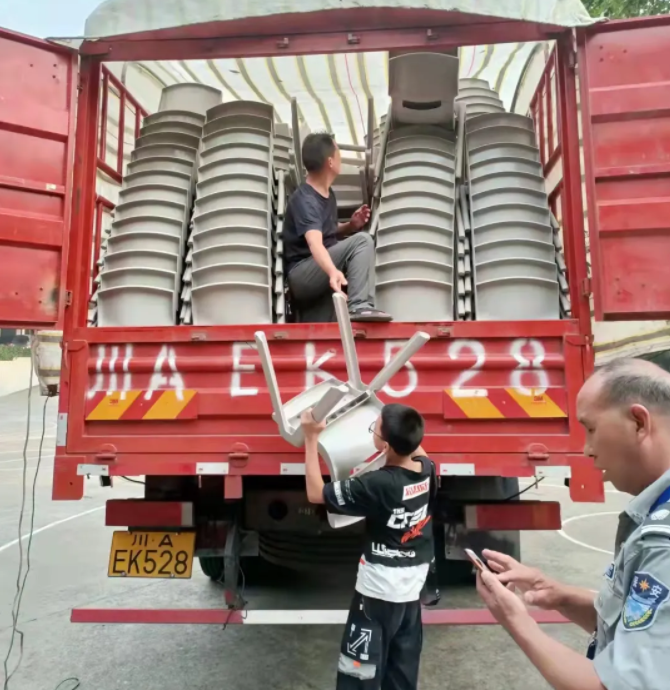 被嘲笑、被抢劫，59岁去直播，