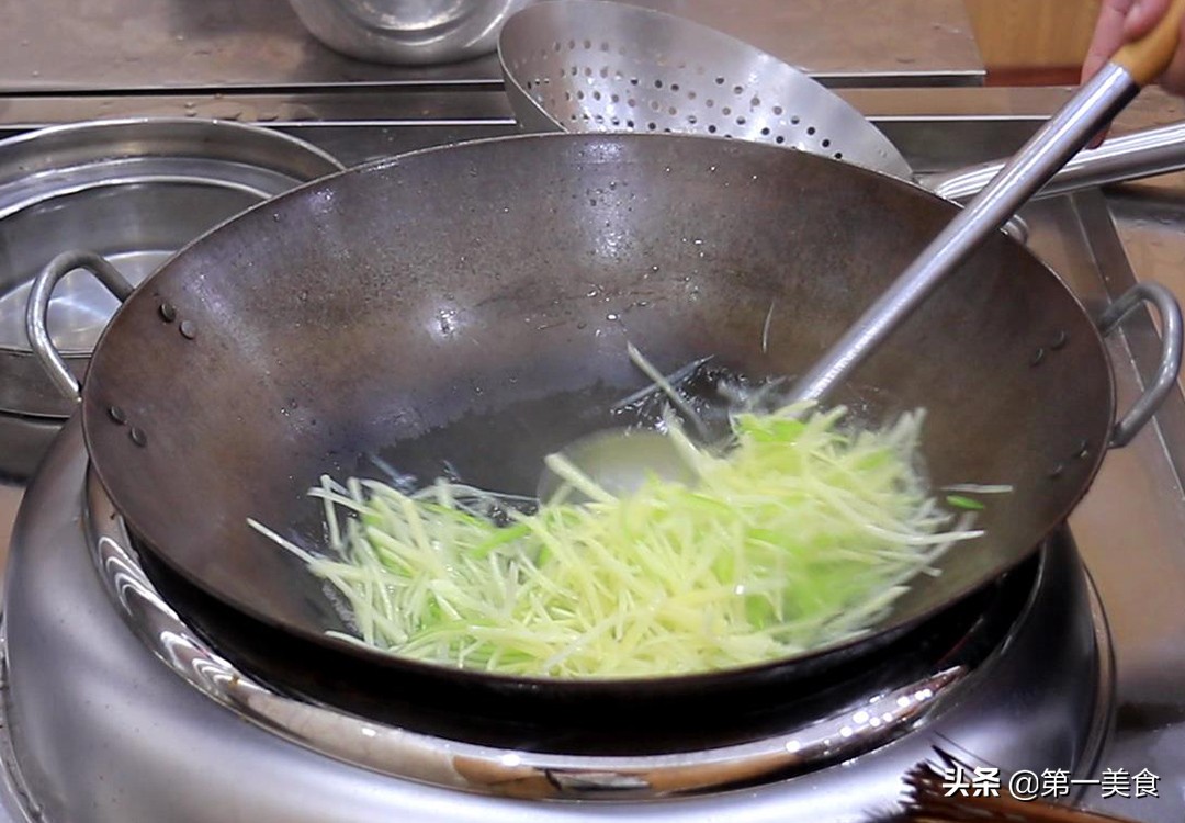 酸辣土豆丝的家常做法,酸辣土豆丝的家常做法步骤