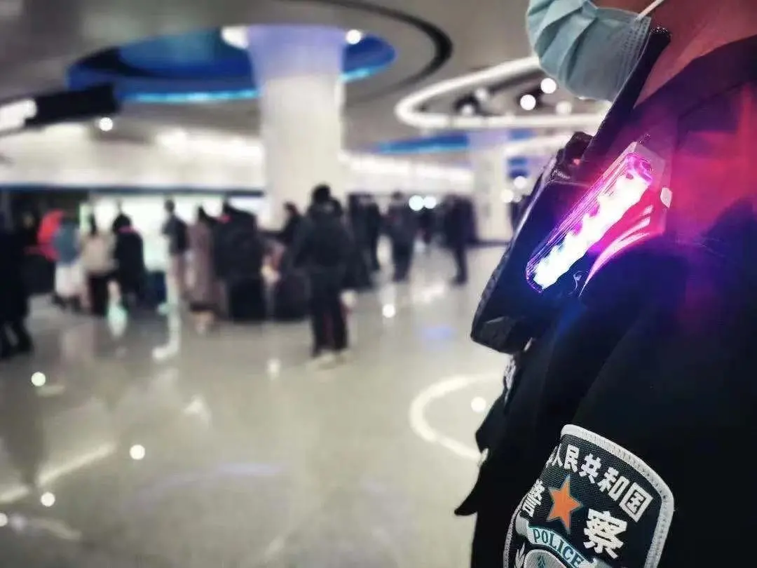 一位北京地铁民警写下213个真实故事,我看后整个人治愈了