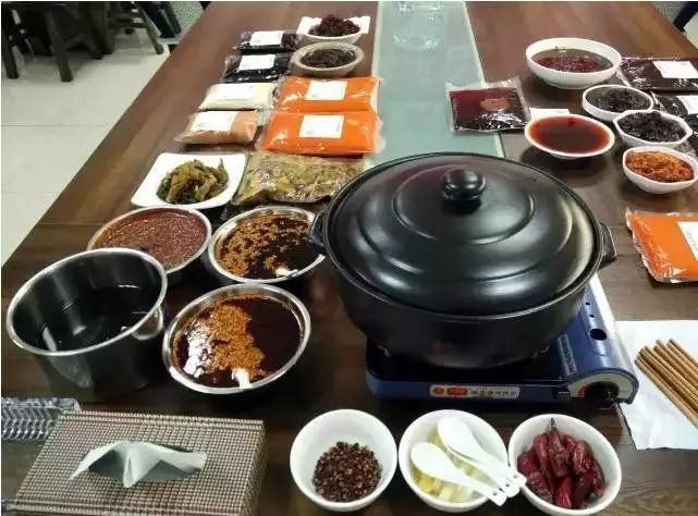 正宗麻辣烫底料怎么炒（四款正宗麻辣烫汤料的制作方法）