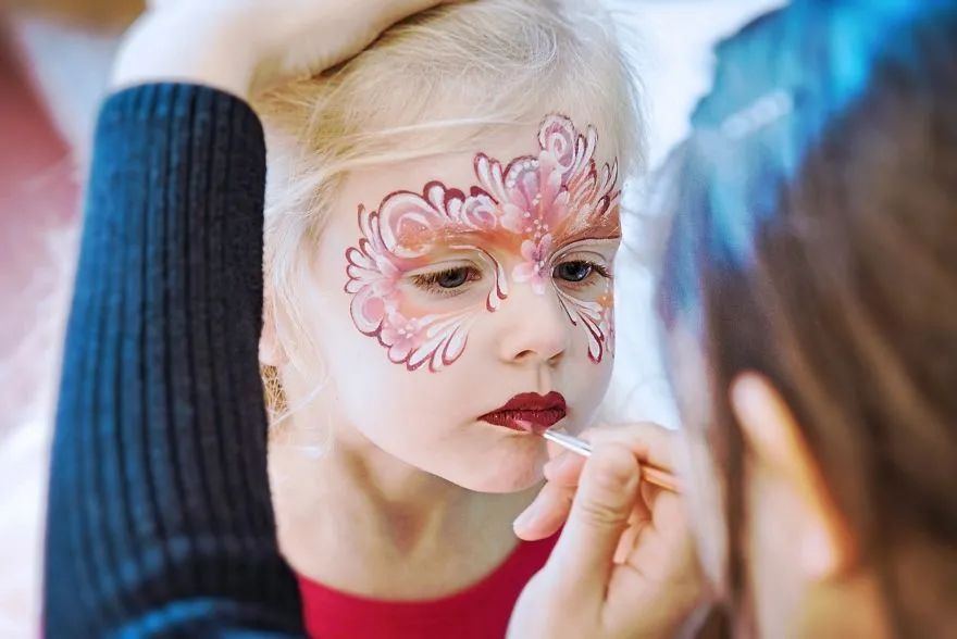 艺术家在小女孩脸上"面部彩绘",画出来的效果,让人感到惊艳