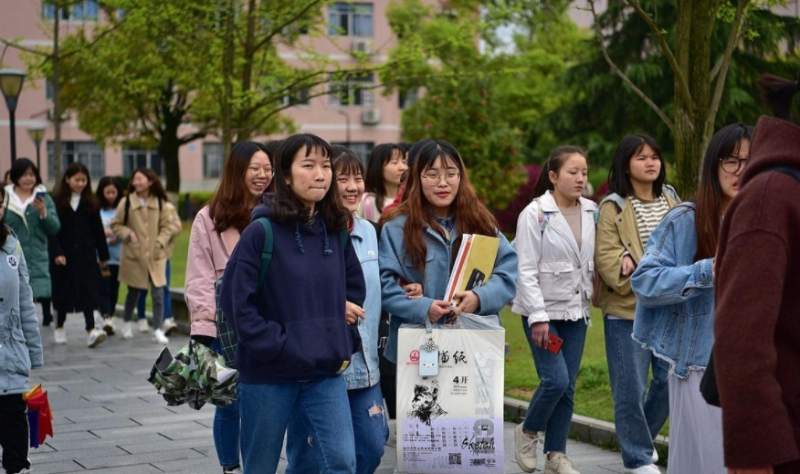 大学期间竞选班干部，不要错过这三个“职位”，选上有趣又有用
