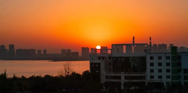 武昌理工学院究竟有多美？一组图告诉你什么才是湖景校园