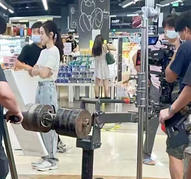 32岁杨颖美出新境界!穿万元薄纱礼服秀细腰,肌肤似雪仙气十足