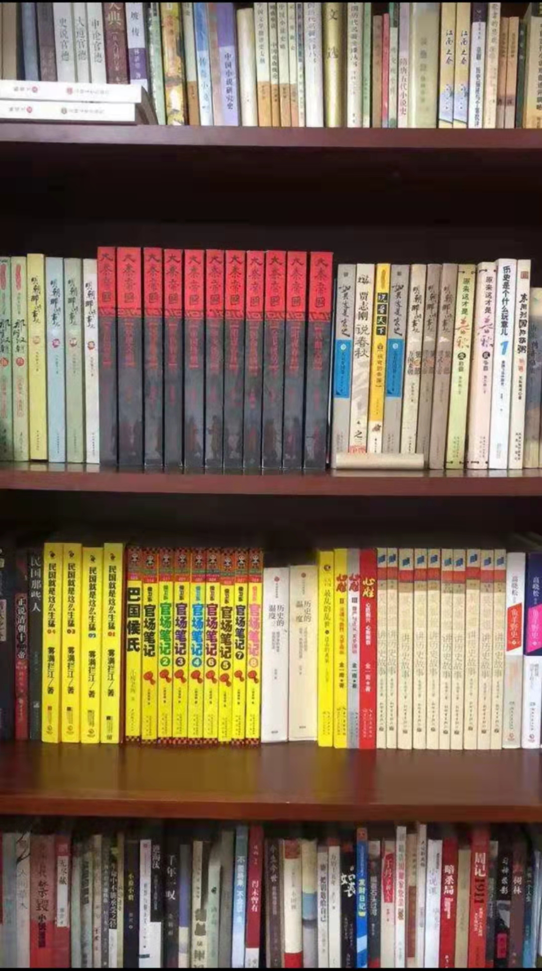 一床一书一世界，床上读书，美哉