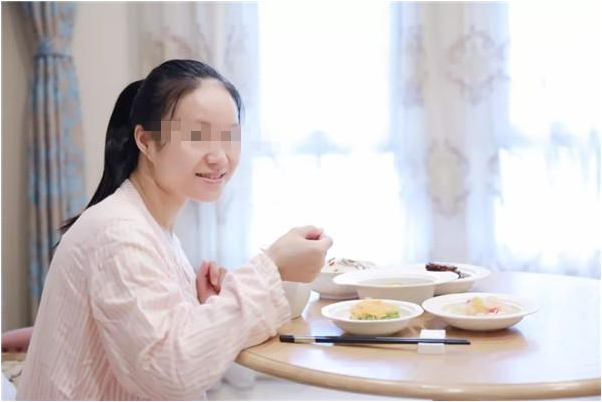 宝妈生完娃后，出月子就来“大姨妈”，和1年后来的区别