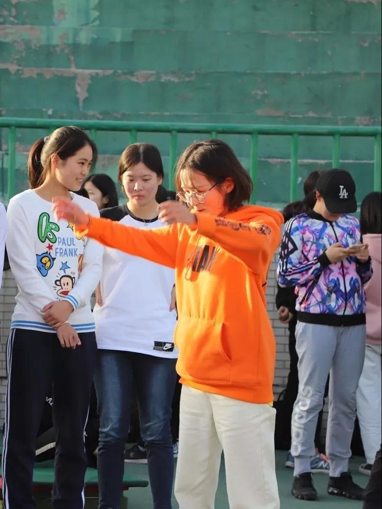 西安外国语大学，是由什么做成的？