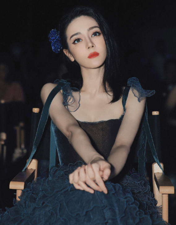 迪丽热巴躺在沙滩上拍照!裙摆被海水打湿,身上全是沙子不嫌脏