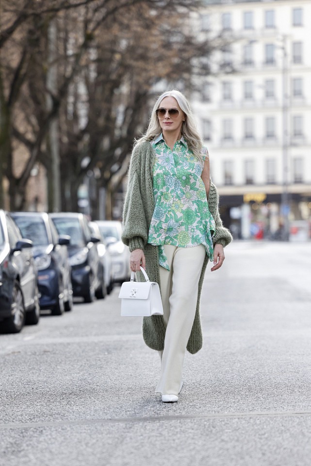 豆绿色配什么颜色好看豆绿色上衣配图