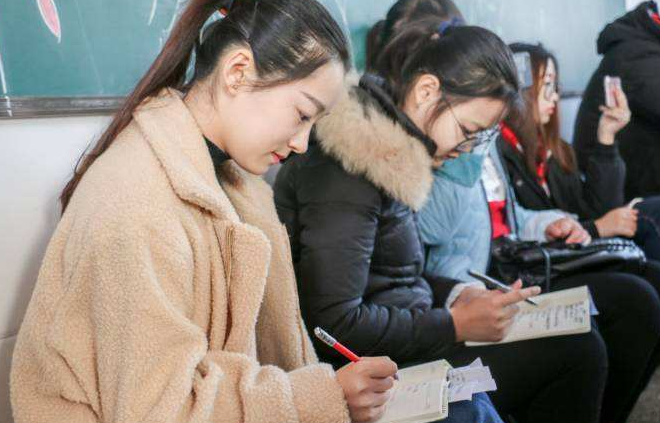 2021高考报志愿，适合女生选择的专业，就业率高收入也不低