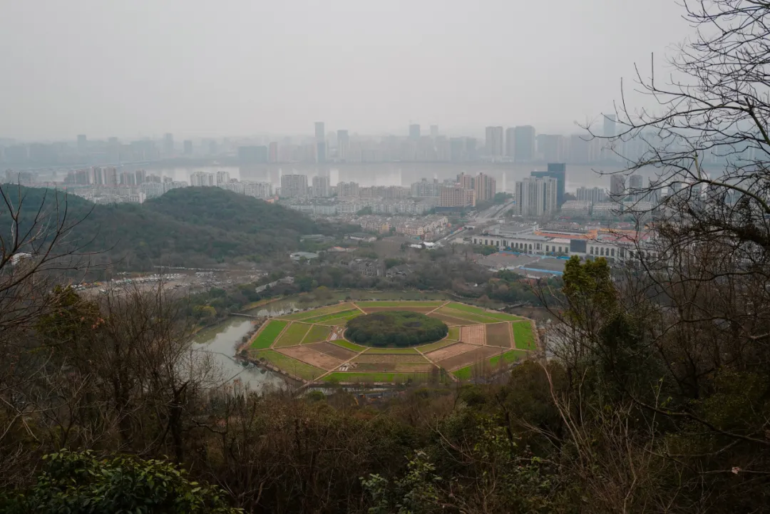 比爱情更美好而短暂的，是杭州的秋天