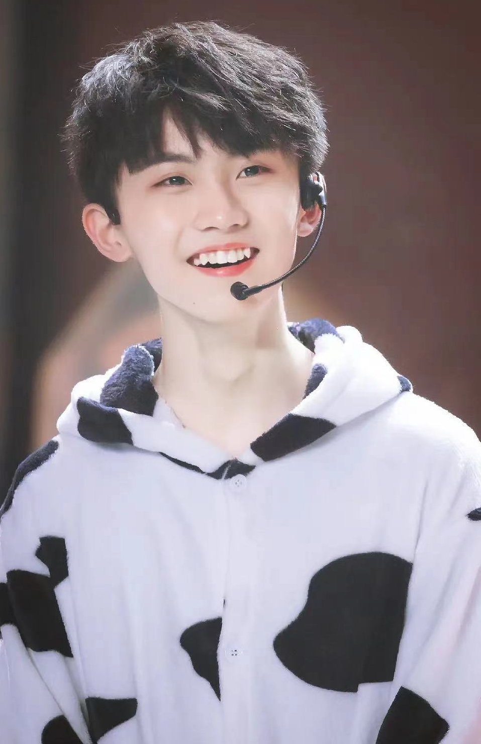 同父母不同命！19岁偶像高考落榜总分307，亲哥已被纽约大学录取