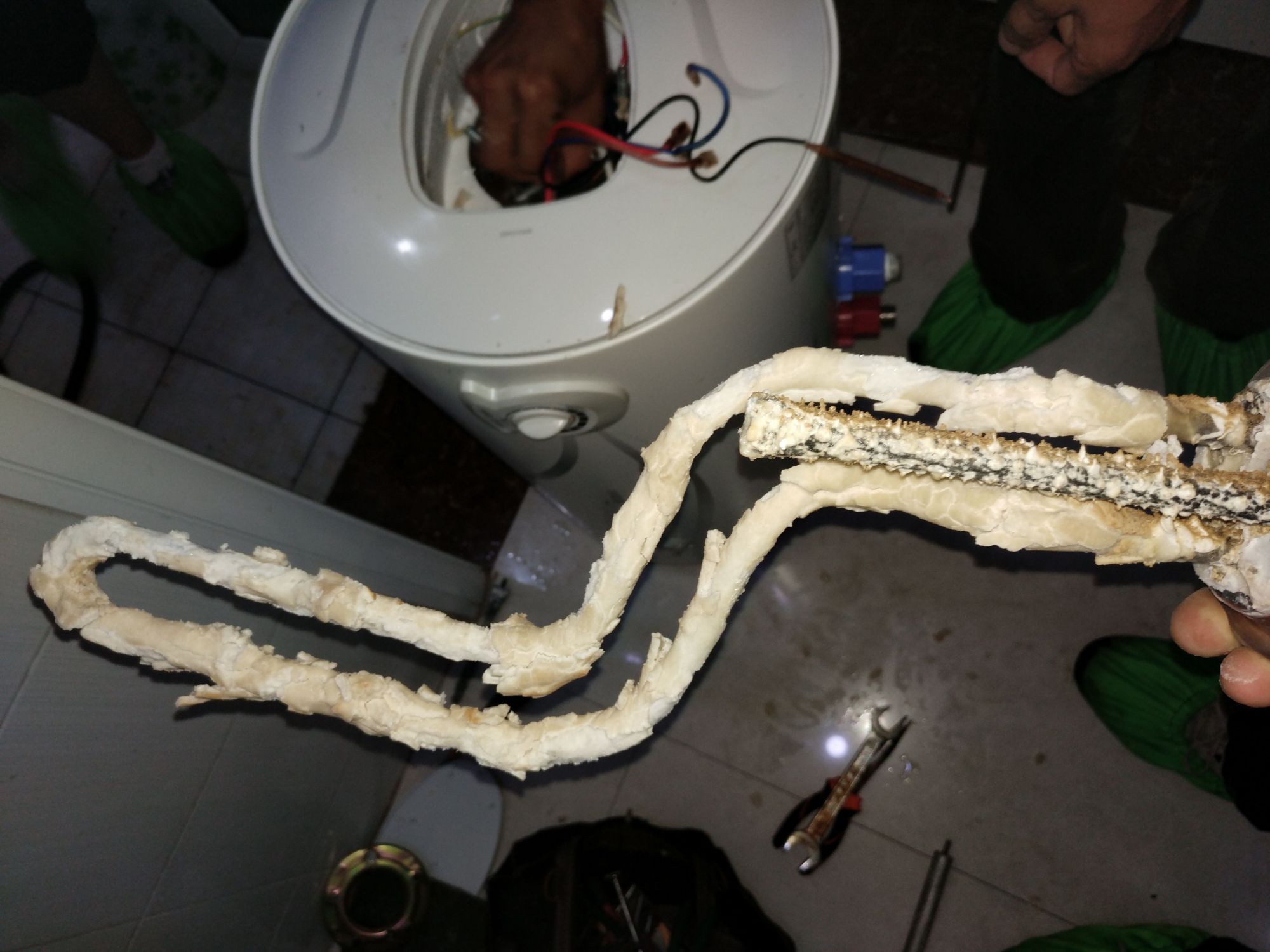 热水器清理水垢并不复杂,借助除垢剂添加器,自己动手也能行