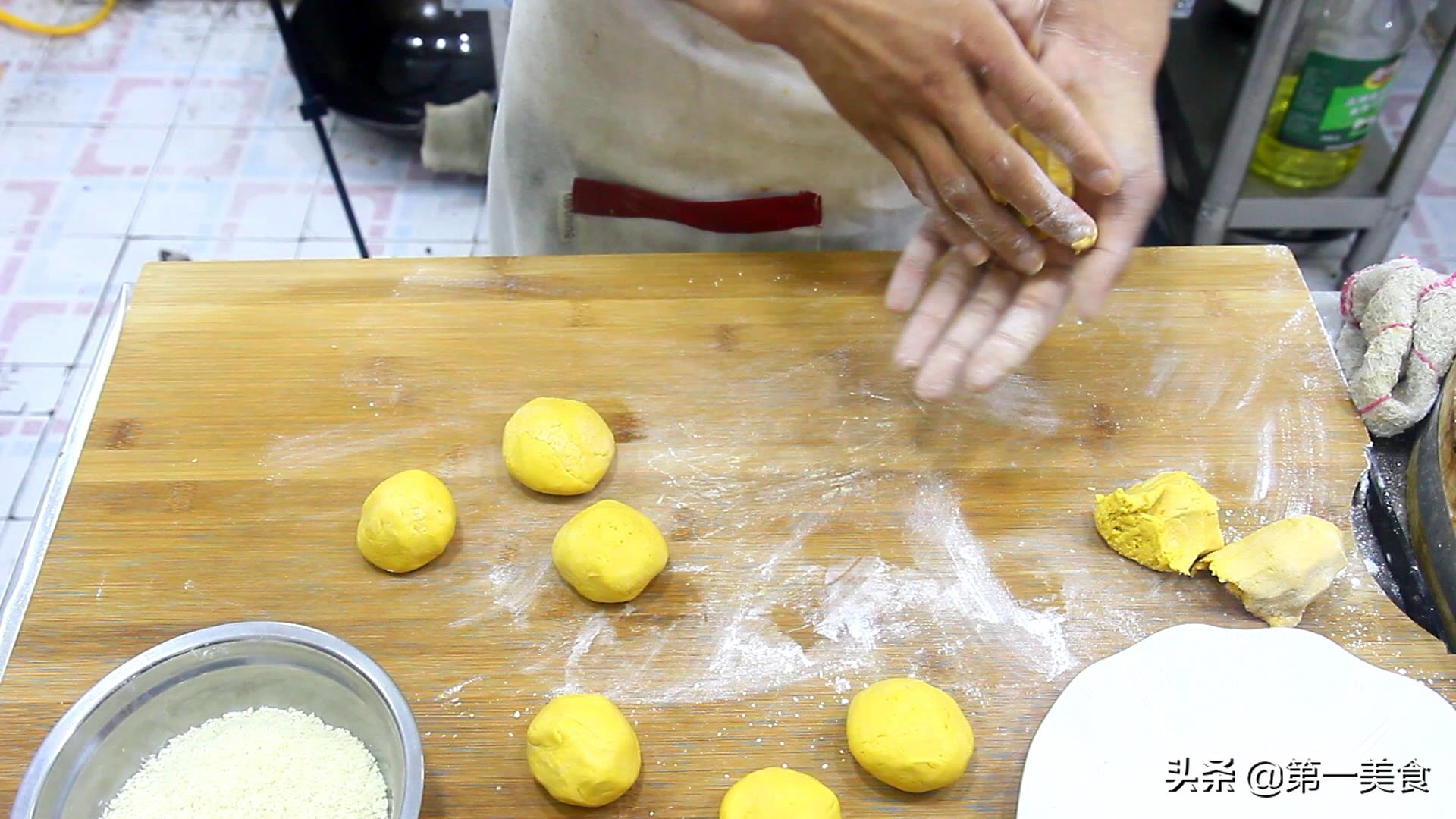 做南瓜饼你还在放面粉吗？难怪难吃不软糯，厨师长教你正确做法