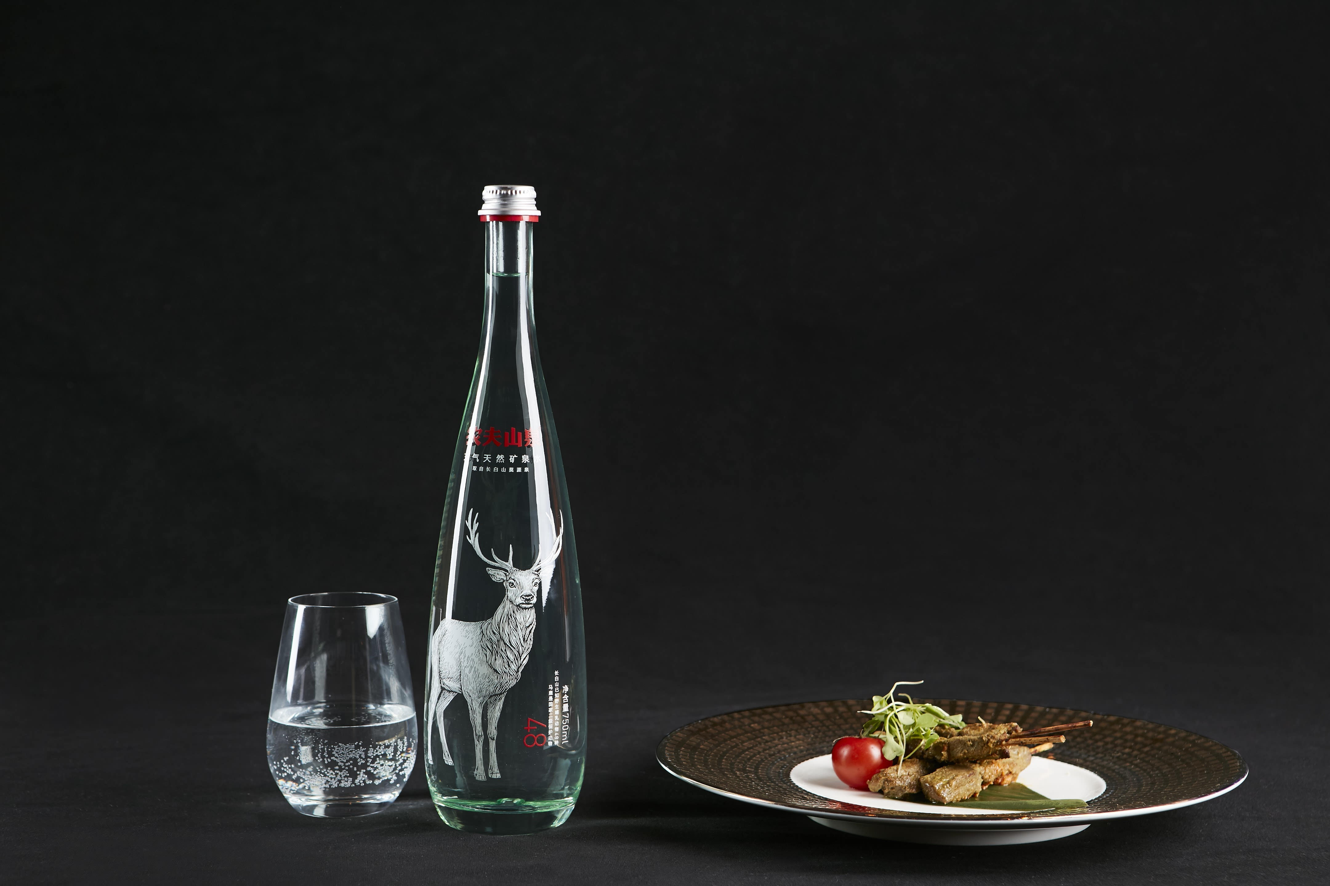 中国瓶装水巨头诞生：打败娃哈哈怡宝，靠3次战役赚来百亿收入！